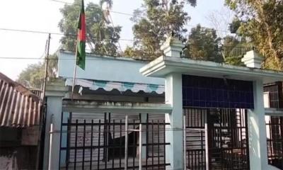 উজিরপুরে আওয়ামী লীগ কার্যালয়ে জাতীয় পতাকা উত্তোলন