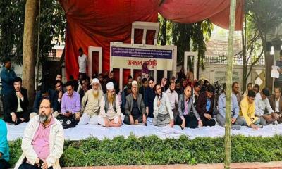 গভর্নিং বডির অপসারণের দাবিতে আইডিয়াল কলেজের শিক্ষকদের অবস্থান কর্মসূচি