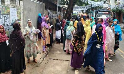 কেন্দ্রে ভোটারের চেয়ে এজেন্ট বেশি