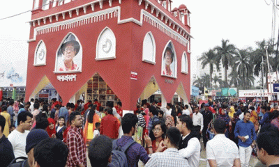ছুটির দিনে বইমেলায় দর্শনার্থীর ঢল