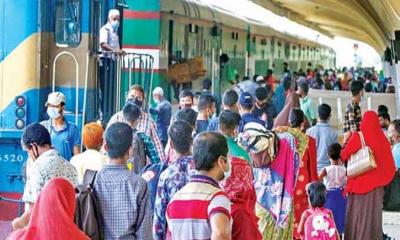 কমলাপুরে ঘরমুখো মানুষের ভিড়