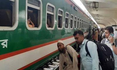 ঈদযাত্রার ট্রেনে বিলম্ব, ভোগান্তিতে যাত্রীরা