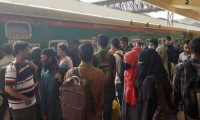 কমলাপুরে ঘরমুখো মানুষের ভিড়