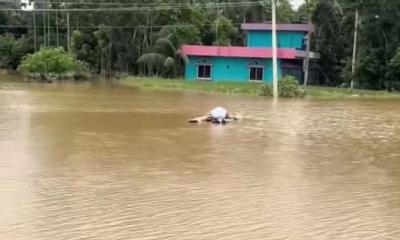 কবর দেওয়ার মাটি নেই, কলাগাছের ভেলায় ভাসছে লাশ