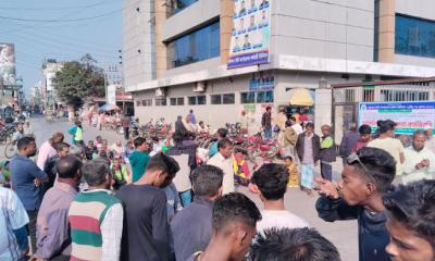 বরিশালে চাকরিতে পুনঃবহালের দাবিতে সড়ক অবরোধ