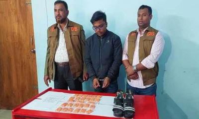নারীদের জুতার ভেতরে ইয়াবা, যুবক ডিবির জালে