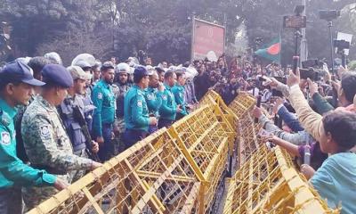 ইনকিলাব মঞ্চের মিছিলে পুলিশের বাধা, শিক্ষা ভবন মোড়ে অবস্থান