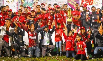 লঞ্চে নয়, বিমানে চড়ে বরিশাল নামলো বিপিএল ট্রফি