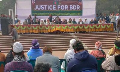 শহীদ মিনারে চাকরিচ্যুত বিডিআর সদস্যদের অবস্থান