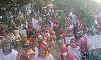 শাহবাগে সুপারিশপ্রাপ্ত শিক্ষকদের অবস্থানে পুলিশের জলকামান