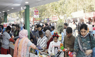 মাতৃভাষা দিবসে দর্শনার্থীদের পদচারণায় মুখরিত বইমেলা