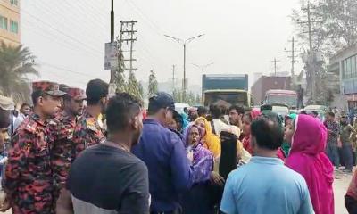 সাভারে পোশাক কারখানার শ্রমিকদের সড়ক অবরোধ
