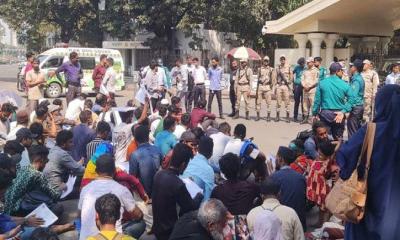 প্রধান উপদেষ্টার কার্যালয়ের সামনে জুলাই আন্দোলনে আহতদের অবস্থান