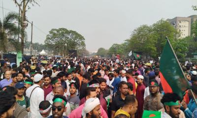 ইতিহাসের সাক্ষী হতে দলে দলে মানিক মিয়া অ্যাভিনিউতে ছাত্র-জনতা