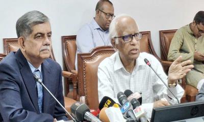 শপথ নিয়েই মন্ত্রণালয়ে সি আর আবরার, কর্মকর্তাদের শুভেচ্ছা