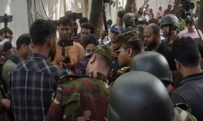 ঢামেকে যৌথ বাহিনীর অভিযান, অর্ধশত দালাল আটক