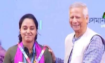 অদম্য নারী পুরস্কার তুলে দিলেন প্রধান উপদেষ্টা