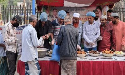 পেঁয়াজু, ছোলা, আলুর চপসহ ১২ রকমের ইফতারের দাম ১ টাকা