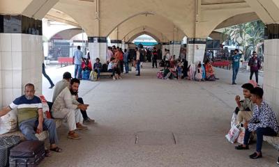 নির্ধারিত সময়েই প্ল্যাটফর্মে ট্রেন, খুশি যাত্রীরা 