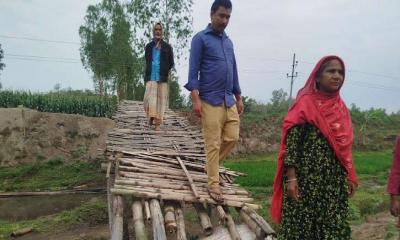 নীলফামারীতে একটি ব্রীজের অভাবে ১০ গ্রামের মানুষের ভোগান্তি