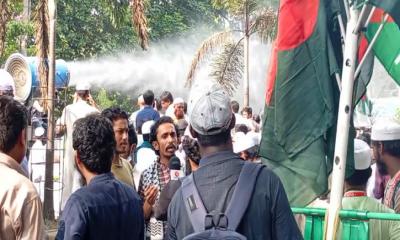 তীব্র গরমে পানি ছিটিয়ে আন্দোলনকারীদের স্বস্তি দিলো ডিএনসিসি