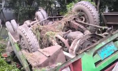 টাঙ্গাইলে নিয়ন্ত্রণ হারিয়ে বৈদ্যুতিক খুঁটির সাথে বাসের ধাক্কা, নিহত ২ 