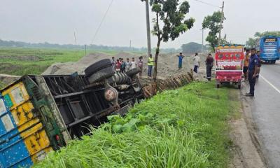 কুমিল্লায় সড়ক দুর্ঘটনায় পুলিশ ভ্যানসহ ৪টি গাড়ি খাদে 