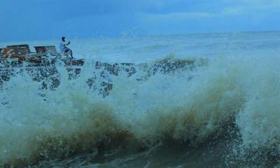 ফুঁসে উঠছে সমুদ্র, কুয়াকাটায় দিনভর ঝরছে বৃষ্টি