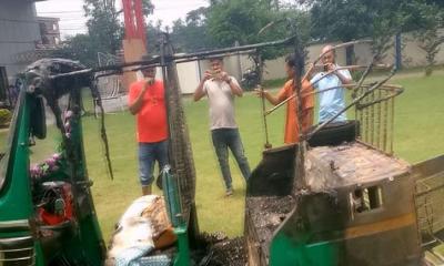 পাবনায় পুলিশ হেফাজতে থাকা তিনটি সিএনজি আগুনে পুড়ে ভস্মীভূত