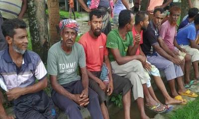 হিলি স্থলবন্দরে পানামা পোর্টের শ্রমিকদের কর্মবিরতি পালন