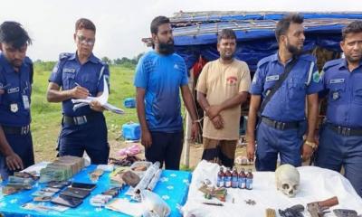 ঈশ্বরদীর পদ্মা নদীতে সেনাবাহিনীর অভিযানে অস্ত্র, নগদ টাকাসহ গ্রেফতার ২
