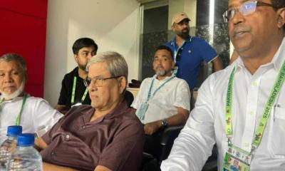 মাঠে বসে খেলা দেখলেন মির্জা ফখরুল