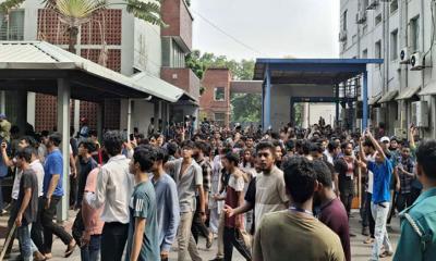 সচিবালয়ে ঢুকে পড়েছেন শিক্ষার্থীরা