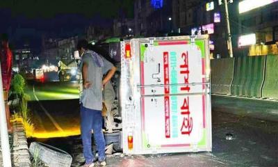 তানভীরের মরদেহ বাড়ি নেওয়ার পথে উল্টে যায় ফ্রিজার ভ্যান