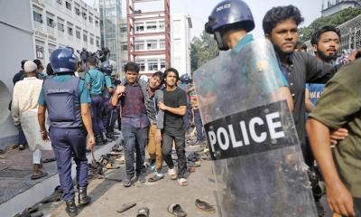 আইনশৃঙ্খলা বাহিনী-শিক্ষার্থীদের পাল্টাপাল্টি ধাওয়ায় আহত অর্ধশত 