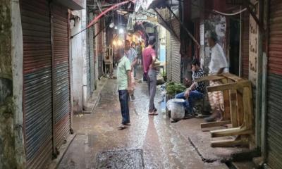 পাবনায় নির্বাহী ম্যাজিস্ট্রেট কর্তৃক ব্যবসায়ীদের হয়রানি ও জরিমানার প্রতিবাদে বিক্ষোভ, দোকান বন্ধ