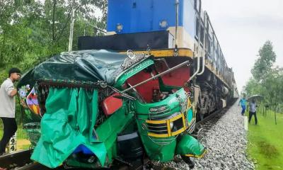 রামুতে অটোরিকশায় ট্রেনের ধাক্কায় নিহত ৪