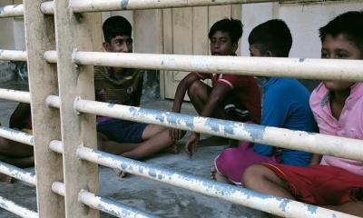 টুঙ্গিপাড়ায় মাঠের অভাবে ঘর বন্দি শৈশব