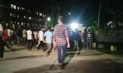 বাকৃবিতে উপাচার্যসহ ২২৭ শিক্ষক অবরুদ্ধের পর বহিরাগতদের হামলা