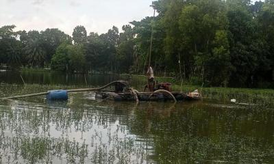 দিনে নয়, রাতের আঁধারে ড্রেজারে তোলা হচ্ছে বালু 