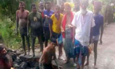 কাঁঠালিয়ায় সেচ্ছাশ্রমে সড়ক মেরামত করলেন যুবকরা