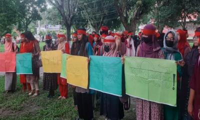 বহিরাগতদের হামলার প্রতিবাদে বাকৃবিতে চোখে লাল কাপড় বেঁধে মৌন মিছিল