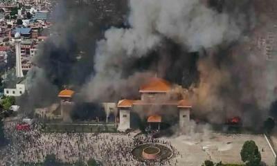 নেপালের পার্লামেন্টে আগুন ধরিয়ে দিলেন বিক্ষোভকারীরা