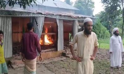 খালিয়াজুরিতে হযরত মুহাম্মদ (সা.) কে কটুক্তির প্রতিবাদে পীরের আস্তানা ভাংচুর, অগ্নিসংযোগ