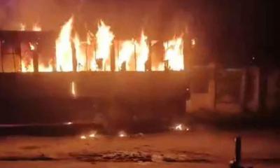 রাজধানীর হাজারীবাগ বেড়িবাঁধে বাসে আগুন