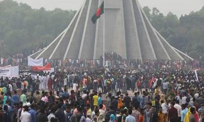 শহীদদের প্রতি শ্রদ্ধা জানাতে স্মৃতিসৌধে মানুষের ঢল