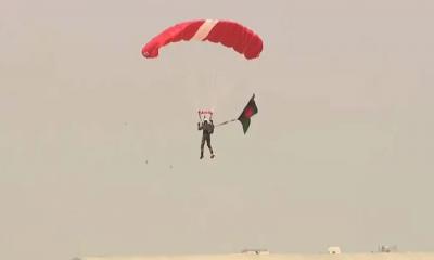 বিজয় দিবসে পতাকা হাতে প্যারাস্যুটিং করে বাংলাদেশের বিশ্ব রেকর্ড