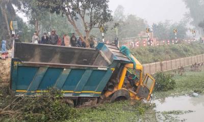 নওগাঁয় ডাম্প ট্রাকের চাপায় নিহত ৫