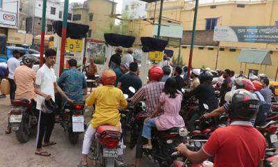 নতুন পদ্ধতিতে বিক্রি হচ্ছে জ্বালানি তেল, কোন গাড়িতে মিলছে কত লিটার?