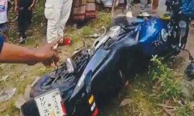 নিয়ন্ত্রণ হারিয়ে পিকআপের নিচে মোটরসাইকেল, নিহত ৩
